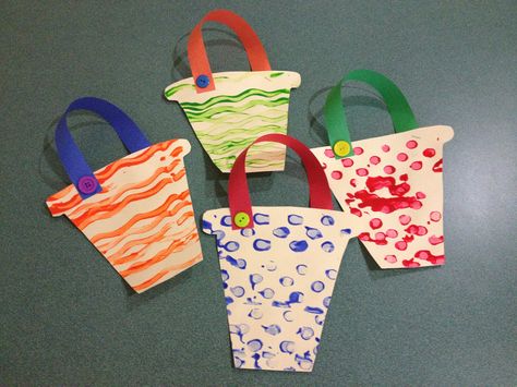 Make these sand pails for your beach theme. Cut out pail shape from manila folders, paint with rollers, add colored paper for handles and a button for accent. Diy, Crafts, Pre K, Summer Preschool Crafts, Summer Crafts For Kids, Beach Crafts For Kids, Preschool Crafts, Crafts For Kids, Daycare Crafts