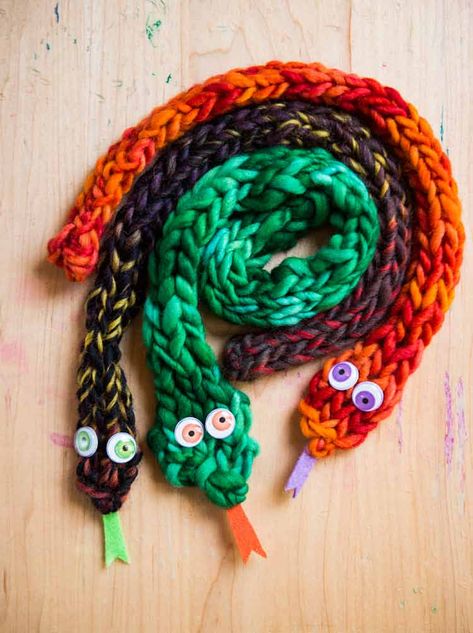 Finger Knitting Projects, Finger Knit, Spool Knitting, Finger Crochet, Spring Things, French Knitting, Finger Knitting, Crochet Decoration, Arm Knitting