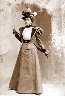 Genealogy research: Dating vintage photographs by clothing & hairstyles – SheKnows Women's Jackets, Clothing Styles, Men's Clothing, Historical Clothing, 1890s Fashion, Edwardian Fashion, American Women, Victorian Women, African American Fashion