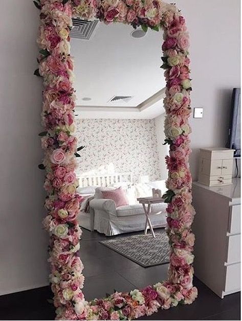 Vanity mirror with lights - check the full list in the following article. Image credit: @yoleslan #vanitymirror #vanitymirrorwithlights #homedecor #housedecor #mirrorwithflowersframe #flowerframemirror Diy Room Décor, Bedroom Décor, Diy Home Décor, Décor, Decor, Decoracion De Interiores, Diy Room Decor, Diy Home Decor, Room Decor