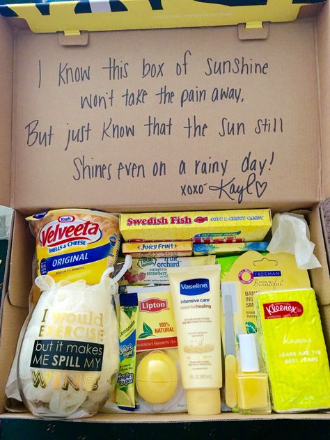 Sunshine box for friends with deceased family/friends Homemade Gifts, Gift Baskets, Gifts For Friends, Christmas Gifts For Mom, Sympathy Gifts, Themed Gift Baskets, Romantic Diy Valentine's Day, Box Of Sunshine, Diy Birthday Gifts