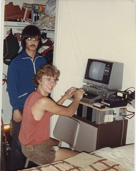 33 Cool Photos of '80s Teenagers in Their Rooms Humour, 1980s, Olds, Old Photos, Fotografia, Old Pictures, Lost, 80s Photos, Dads