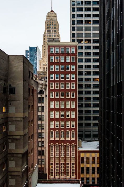 Highlighting center building by de-saturating surrounding buildings  Tall and narrow building in #Chicago Urban, Design, Architecture, Bau, Fotos, Fotografia, Architect, Building, Idées Minecraft