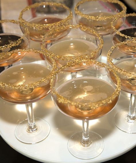 Champagne Glasses, Glitter Party Decorations, Champagne Party, Sparkle Party, Gold Drinks, Glitter Party, Gold Glitter Party, Champagne Birthday, Gold Cocktail