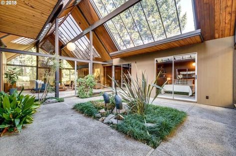 4 glass-walled, midcentury modern homes with cool atriums are for sale (photos) - oregonlive.com Modern Landscaping, Patio Design, Villa, Atrium House, Courtyard House, Atrium, Modern Homes For Sale, Patio Ideas Townhouse, Modern Landscape Lighting