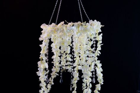 Recreate This Beautiful Hanging DIY Wedding Floral Chandelier Wedding Centrepieces, Diy, Craft Wedding, Floral, Ideas, Hanging Centerpiece, Diy Wedding Lighting, Flower Chandelier, Floral Chandelier