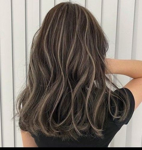 Add a pop of color to your locks with these stunning highlight hairstyles! 🌈✨ #HairGoals #ColorHighlights Balayage, Haar, Gaya Rambut, Blond, Cortes De Cabello Corto, Peinados, Hair Inspiration, Balayage Hair, Capelli