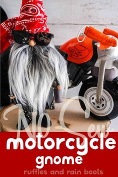 Such a cool DIY gnome pattern! I love this biker gnome and his whole attitude. Super cute with the spikes on his boots and all. Grab the quick tutorial to make this motorcycle gnome here! Crafts, Upcycled Crafts, Biker Gnomes, Gnome Hat, Knome, Gnome House, Gnomes Diy, Gnome Patterns, Gnome Ornaments