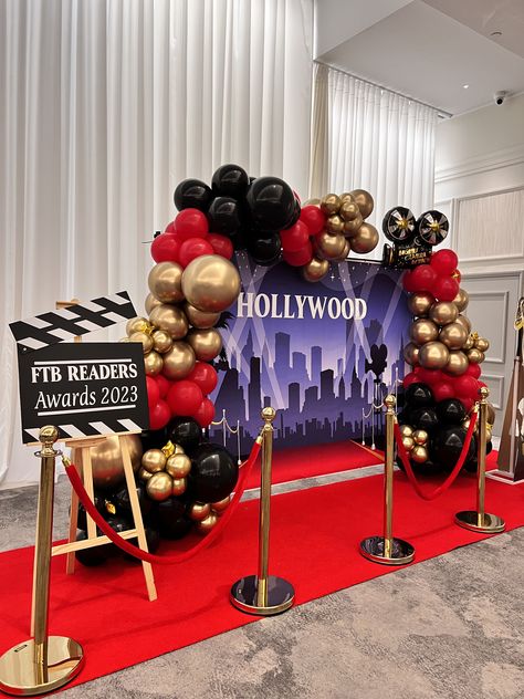 Red carpet party balloon decoration in red, black and gold colours Prom, Jul, Hollywood, Tema, Hollywood Birthday, Prom Themes, Prom Theme, Ilustrasi, Party