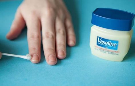 De allerbeste nagel-hacks Vaseline, Petroleum Jelly, Diy Manicure, Decoracion, Diy Nails, Hacks, Uñas, Gel Art, Manicure At Home