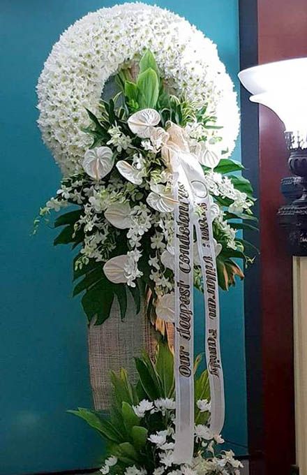 Dangwa Flower Shop - Flowers for Funeral / Sympathy Floral, Diy, Natal, Urn Arrangements, Flower Arrangements For Funeral, Large Flower Arrangements, Flower Arrangements, Flower Stands, Flowers For Funeral