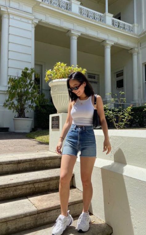 levis 501 mid thigh shorts paired with white ribbed tank top for summer outfit inspo Outfit Con Short, White Tank Top Outfit, Look Short Jeans, Denim Shorts Outfit Summer, Outfits For Short Women, White Tops Outfit, White Shorts Outfit, Cute Outfits With Shorts, Jean Short Outfits