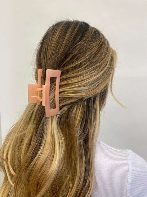 40+ Stunning Claw Clip Hairstyles to Freshen up Your Look Hair Beauty, Balayage, Hair Clips Aesthetic, Claw Clip, Hair Claw, Hair Strand, Clip Hairstyles, Pretty Hairstyles, Hair Inspo