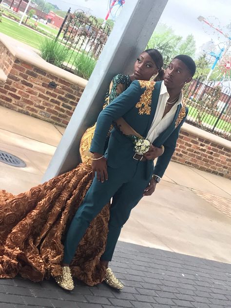 Prom Couples Outfits Black, Black Prom Couples Outfit, Prom Couples Black People, Couples Prom Outfits, Couple Prom Outfits, Prom Outfits For Couples, Prom Couples Outfits, Black Girl Prom Dresses, Couple Outfits