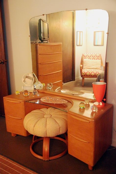 Modern Bedroom Vanities - Foter Dressing Table, Interior, 1950s Bedroom Decor, 70s Home Decor, Vanity Seat, 50s Room, 1950s Bedroom, 50s Bedroom Aesthetic, Retro Home Decor