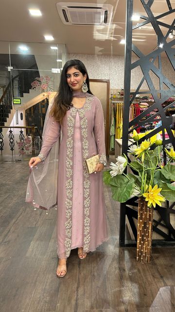 Gowns Dresses Indian, Stylish Dresses For Wedding Pakistani, Designer Dresses Indian, Maxi Dress Indian, Designer Anarkali Dresses, Simple Gown Designs, Pakistani Dresses Casual, Latest Dress Design, Stylish Dress Designs