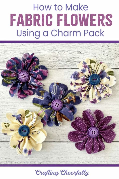 Create sweet DIY fabric flowers using cotton fabric and decorative buttons. These flowers can be made using a charm pack and are simple to make! Patchwork, Fabric Flowers, Quilting, Tela, Upcycling, Diy, Fabric Flower Pins, Fabric Flowers Diy, Making Fabric Flowers