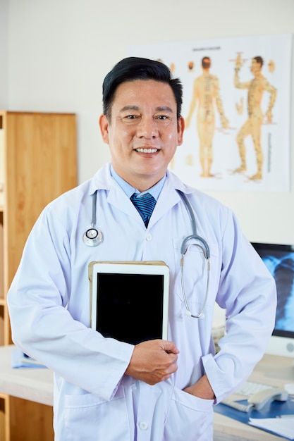 Photo medical professional with tablet p... | Premium Photo #Freepik #photo #asian-doctor #medical-man #doctor-man #medical-doctor Social Media, Medical Professionals, Medical Doctor, Medical, Asian Doctor, Doctor Medical, Male Doctor, Chinese Doctor, Doctor Picture
