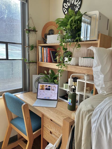 College dorm room tour desk decor inspo Ig: @_madisonlarae Design, Home, Inspo, Dekorasyon, Girly, Dorm Style, Dorm, Cute Dorm Ideas, Uni Dorm