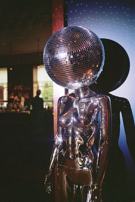 A mirror ball head Disco mannequin prop at a wedding reception room Coachella, Techno, House Music, Retro, Disco Ball Mirror, Disco Ball Decorations, Disco Ball, Disco Balls, Disco Music