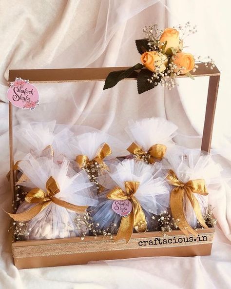 Gift Packaging Ideas For Engagement, Engagement Hampers Ideas, Engagement Hamper Ideas Muslim, Hamper Box Design, Gift Hamper Ideas For Her, Hamper Packing Ideas, Engagement Hamper Ideas, Gift Hamper Ideas, Wedding Hampers
