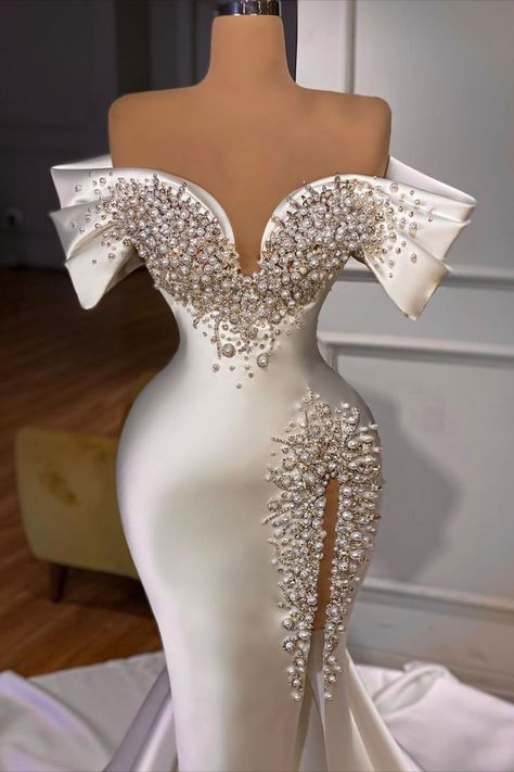 The 2022 wedding season is in full swing! We know there are so many bridal jumpsuits, and white dresses to choose from, it can be hard to narrow it down. These 2022 trends are sure to help you find the perfect fit! This Valdrin Sahiti Wedding Dress is so stunning! See more 2022 trends by reading “7 Wedding Dress Trends in 2022” on Queenly. #weddingdress #weddinggown #2022weddingtrends #weddinginspo #valdrinsahiti The Dress, Dresses, Prom Dresses, Giyim, Beautiful Dresses, Mermaid Dresses, Outfit, Fancy Dresses, Robe De Mariage