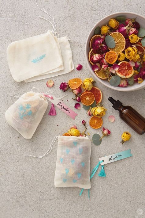 DIY Potpourri Sachets: Little gifts for Galentine's Day - Think.Make.Share. Potpourri, Crafts, Diy, Homemade Gifts, Diy Gifts, Potpourri Diy, Potpourri Recipes, Scented Sachets, Diy Gift