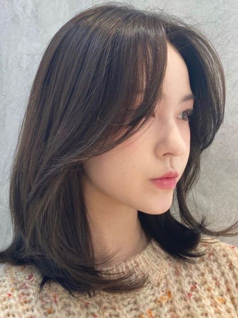 layered shoulder length hair with side bangs (curtain bangs) Korean Bangs Side, Korean Haircut Medium Layered, Korean Haircut Medium, Cut Bangs, Korean Haircut Round Faces, Short Hair Korean Style, Korean Hairstyle Short Shoulder Length, Korean Bangs, Hair Style Korea