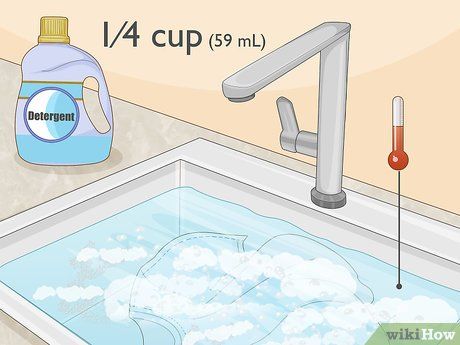 Cleaning White Clothes, Washing White Clothes, Remove Bleach Stains, How To Whiten Clothes, Laundry Whitening, Whiten White Clothes, Washing Clothes, Cleaning Clothes, Washing Soda