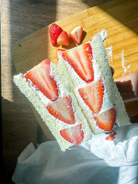 Strawberry Sando (Japanese Fruit Sandwich) - Farah J. Eats Snacks, Foods, Desserts, Sandwiches, Mini Desserts, Dessert, Fruit, Ideas, Fruit Sandwich