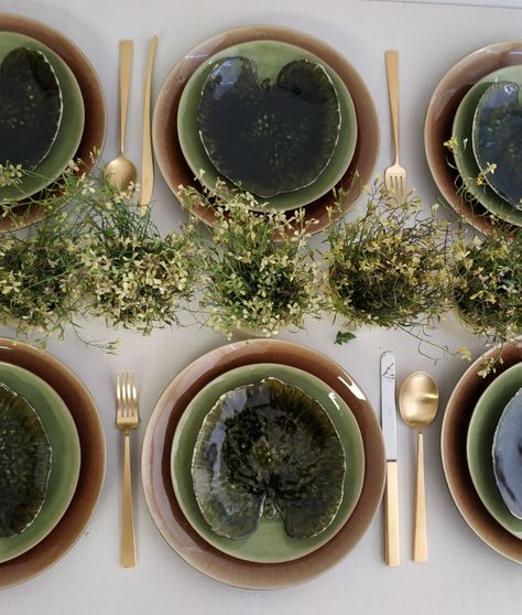 The perfect natural table decoration, here are the finest stoneware plates for you. Brown and green combined to create an astonishing modern tablescape. Featured are the ceramic leaf plates resembling a dark forest. And for a glamorous touch, the matte gold Bauhaus cutlery set. This is a great idea for farm or winery weddings! #nature #spring #autumn #naturaldecor #tabletop #tablescapes #tabledecorations #dinnersetting #dinnerware #plates #dishes #ceramic #tableware #cutlerysets #madeinportugal Decoration, Table Setting Decor, Tableware Decoration, Table Top Decor, Green Dinnerware Set, Ceramic Tableware, Tableware Design, Dinner Table Decor, Stoneware Dinnerware Sets