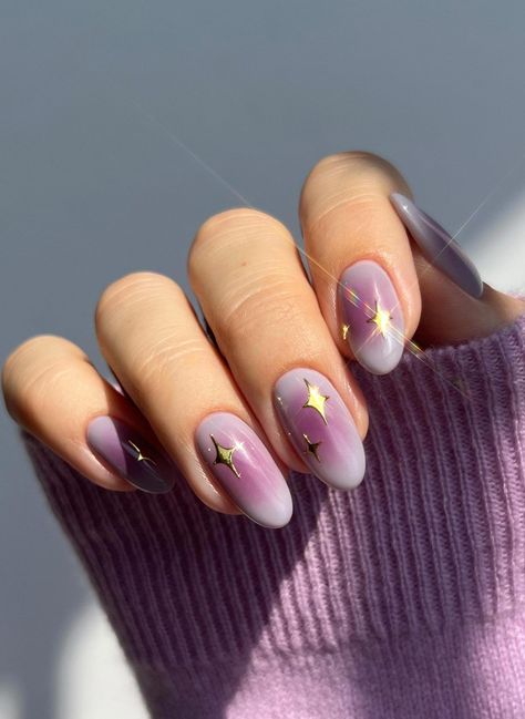 Elevate your manicure with these light purple ombre nails! From subtle gradients like seen in these aura nails, to bold color transitions, find the best nail art designs in this article! Nail Designs, Gradient Nails, Ongles, Kuku, Uñas, Nail, Perfect Nails, Nail Inspo, Autumn Nails