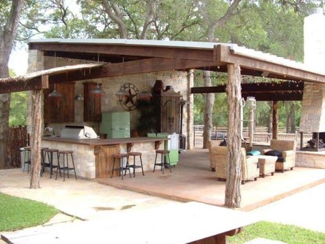 20+ Spectacular outdoor kitchens with bars for entertaining Outdoor Living, Outdoor, Outdoor Living Space, Backyard Kitchen, Outdoor Patio, Outdoor Kitchen, Outdoor Kitchen Bars, Outdoor Kitchen Design, Outdoor Kitchen Design Layout