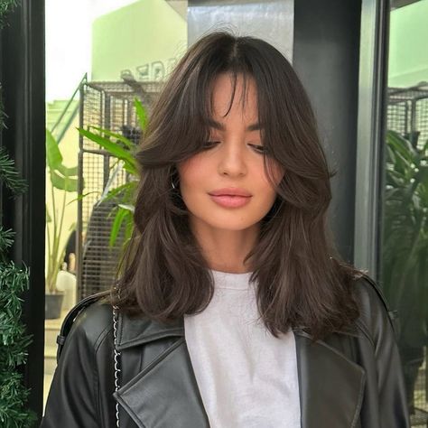 Brunette Kitty Cut with Swoopy Layers Shoulder Length Hair, Bob Haircut For Round Face, Mid Length Hair With Layers, Medium Hair Round Face, Shoulder Length Hair Cuts, Square Face Hairstyles, Midlength Haircuts, Wispy Bangs Round Face Long Hair, Shoulder Length Haircuts