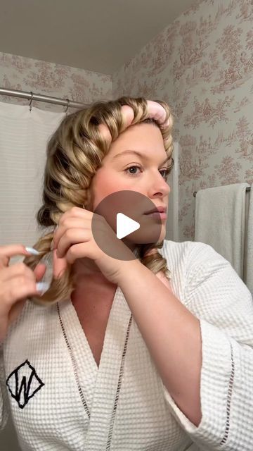 meredith welborn on Instagram: "how tight the curls are depends on how small the sections are + how tightly you wrap them. I like to do them pretty tightly because they fall throughout the day 🩷 #heatlesscurls #overnightcurls #hairtutorial" Instagram, Saga, Side Swept Curls, Heatless Curls Overnight, How To Curl Your Hair, Tight Curls, How To Do Curls, How To Curl Short Hair, Curls For Medium Length Hair