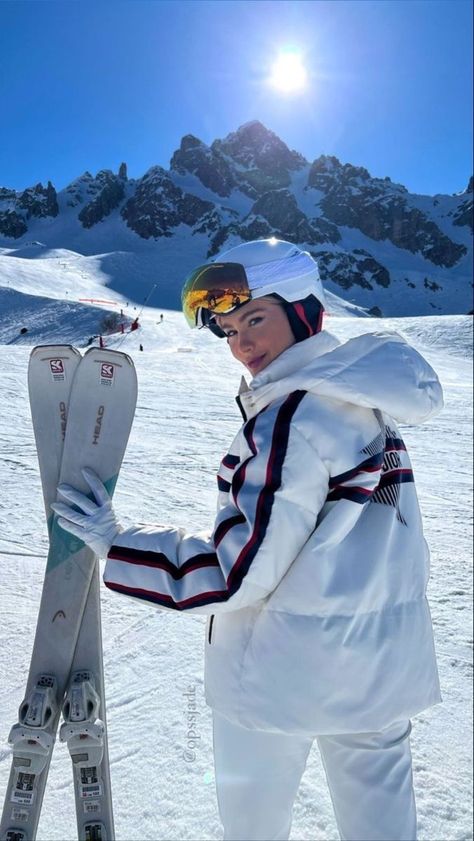 #ski #snowboarding #winter #skihelmet #skiing #mountin #snow Winter, Jul, Fotos, Poses, Winter Photo, Snow Outfit, Winter Photos, Outfit, Winter Aesthetic