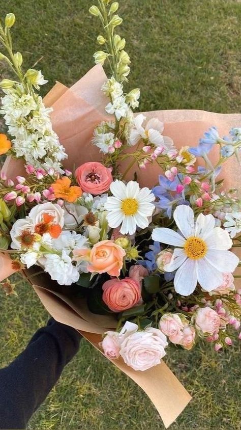 simple floral collage | Flower arrangements, Pretty flowers, Flowers bouquet Ale, Roz, Beautiful, Bouquet, Rose, Rosas, Pretty Flowers, Beautiful Bouquet, Flores