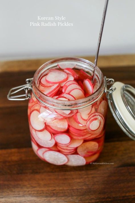 Healthy Recipes, Fermented Foods, Pickled Vegetables, Pickled Veggies, Pickled Radishes, Radishes, Radish Pickle Recipe, Pickling Recipes, Vegan
