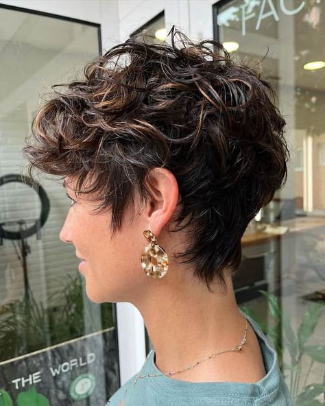 50 Permed Short Hairstyles for All Seasons Loose Perm Short Hair, Haircuts For Wavy Hair, Perm For Thin Hair, Short Permed Hair, Short Wavy Haircuts, Permed Bob Hairstyles, Loose Curly Hair, Permed Short Hair, Short Curly Haircuts