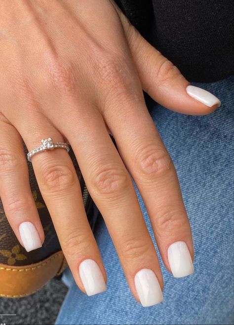 Short milky white nails clean aesthetic look White Shellac Nails, White Chrome Nails, White Gel Nails, Cream Nails, White Acrylic Nails, Powder Nails, Neutral Nails, White Short Nails, Short Square Nails