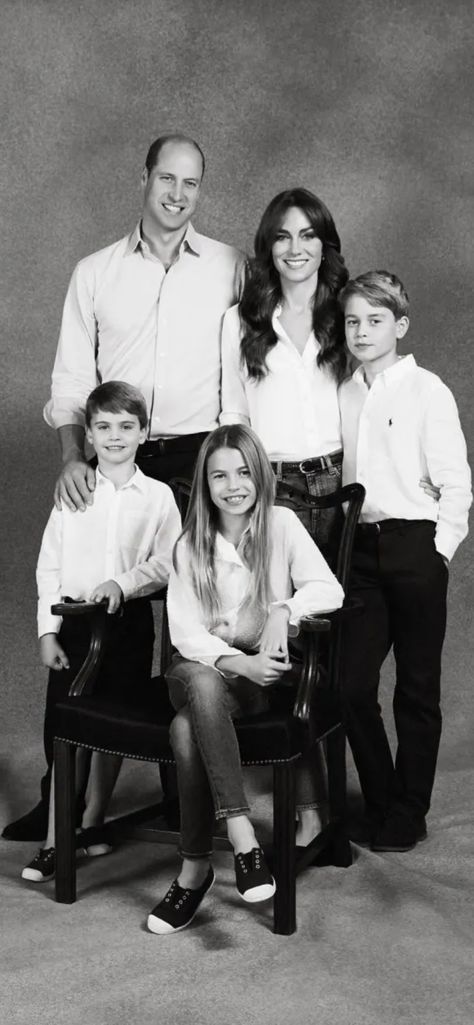 The Prince and Princess of Wales and their family for the Christmas card portrait 2023 Poses, Fotos, Famille, Haar, Royal, Prince And Princess, Royal Family, Fotografia, Kate
