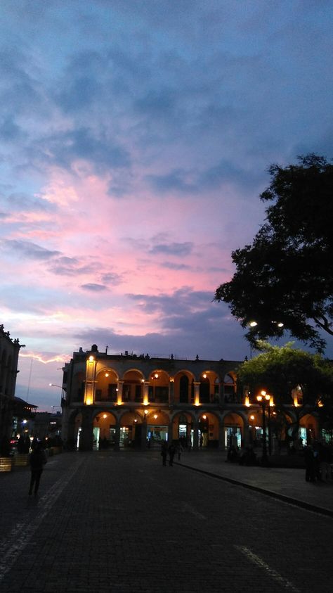Atardecer en Arequipa desde el centro histórico. #arequipa #sunset Peru, Mexico, Outdoor, Videos, Wii, Ps, Ideas, Apps, Arequipa