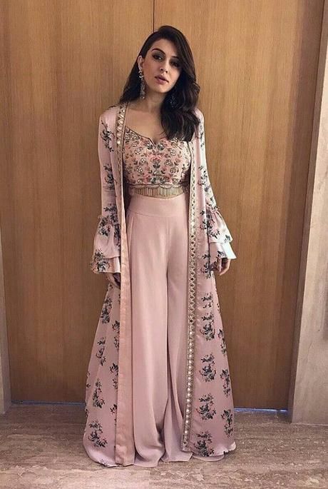 Indian Wedding Guest Outfit Ideas That Can Never Go Wrong - Paperblog Trousers, Tops, Designer Dresses Indian, Stylish Dress Designs, Dress Indian Style, Indian Gowns Dresses, Indian Fashion Dresses, Lehenga, Indian Designer Wear