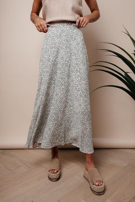 Ditsy Floral Midi Skirt Elastic Waistband Side Zipper Closure Lined 100% Polyester Hand Wash Cold, Lay Flat to Dry Model InfoHeight: 5'9"Wearing Size: Small ~section 2~ Product Measurements: SIZE US SIZE WAIST LENGTH X-Small (00-0) 25-27" 33.5" Small (2-4) 27-29" 33.5" Medium (6-8) 30-32" 34" Large (10-12) 32-34" 35" X-Large (14-16) 35-37" 36" **Our online merchandise team measures each size by hand. For more specific information on the product, please feel free to email us at webteam@bohme.com. Outfits, Casual, Floral Midi Skirt, Midi Skirt Floral, Floral Midi Skirt Outfit, Spring Skirts, Floral Skirt Outfits, Spring Tops, Midi Skirts Summer
