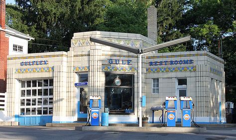 Bedford Pa, Art Deco Exterior, Station Essence, Lincoln Highway, Art Deco Ideas, Old Gas Pumps, Pompe A Essence, Vintage Gas Pumps, Station Service