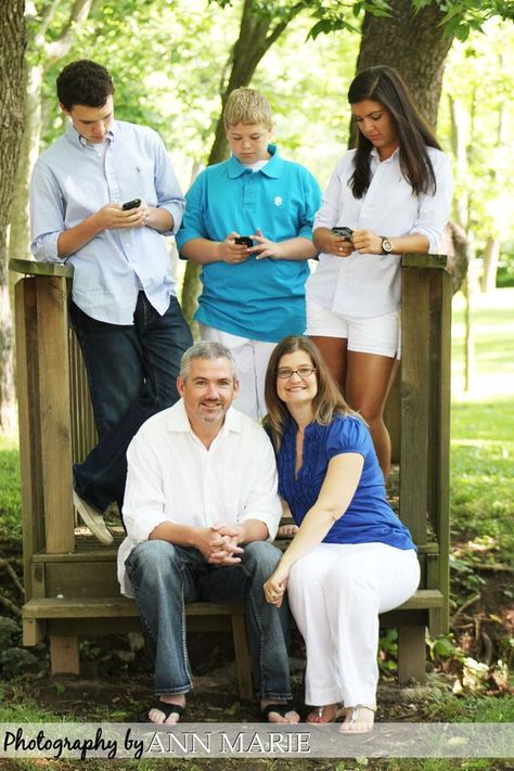 36 Hilarious Family Photoshoots That Are Awkward, Silly, or Just Plain Funny #funnypics #funnyphotos #funnyfamilies #familyphotos #photoshootfail Family Photos, Family Pictures, Selfie, Family Photography, Funny Family Photos, Big Family Photos, Adult Family Photos, Family Photo Sessions, Funny Family Pictures