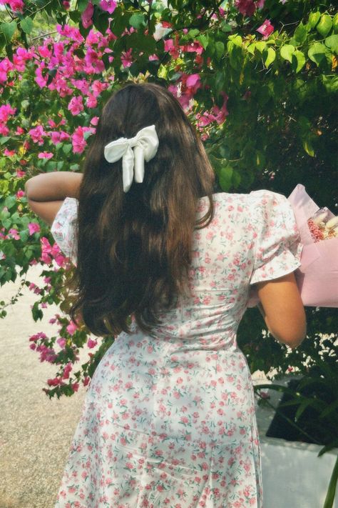 Aesthetic instagram picture , girl photoshoot , photo ideas , instagram picture ideas , floral dress , flowery flowers , pink , pink bouquet Instagram, Pink, Pose, Poses, Girl, Pretty Selfies, Girl Photography, Fotos, Girl Photography Poses
