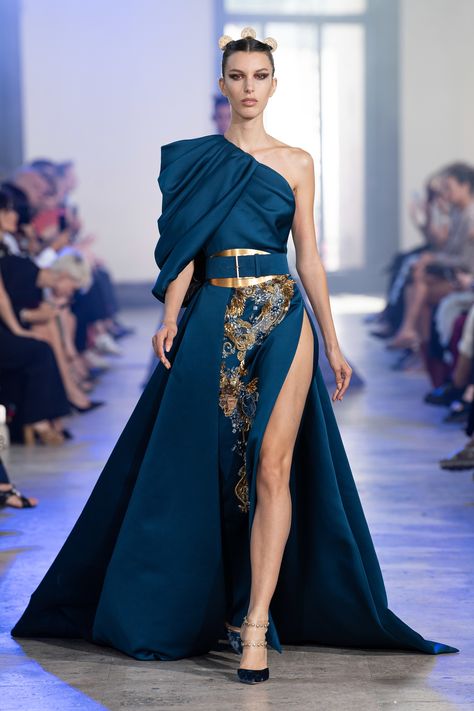 Elie Saab Fall 2019 Couture Fashion Show - Vogue Evening Gowns, Gowns, Elie Saab, Haute Couture, Vestidos, Moda, Elegant Dresses, Moda Femenina, Gorgeous Gowns