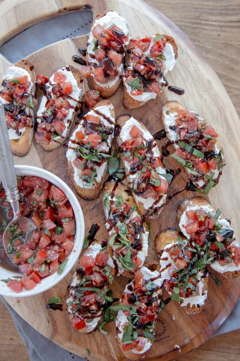 Tapas Dinner Party Ideas, Bruschetta With Goat Cheese, Wine Night Appetizers, Classy Appetizers, Cheese Bruschetta, Fest Mad, Fancy Appetizers, Elegant Appetizers, Dinner Party Summer