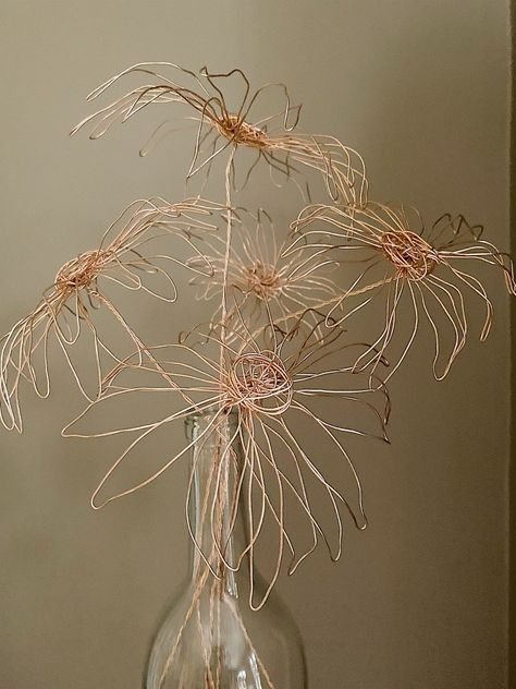 Today I am sharing a very easy and fun craft. I made these flowers with copper wire and I want you to know that you can make these too! Wire Craft, Upcycled Crafts, Diy, Wire Flowers, Wire Wrapping Diy, Wire Crafts, Wire Diy, Beads And Wire, Wire